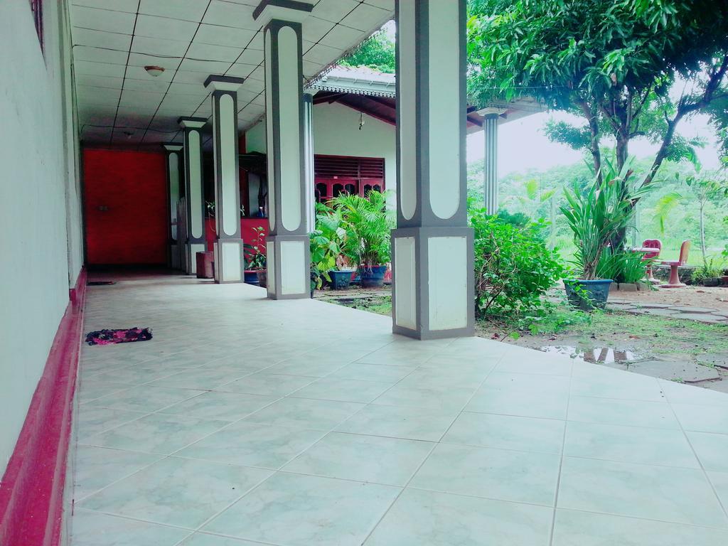 Hansika Guest Inn Buttala Extérieur photo
